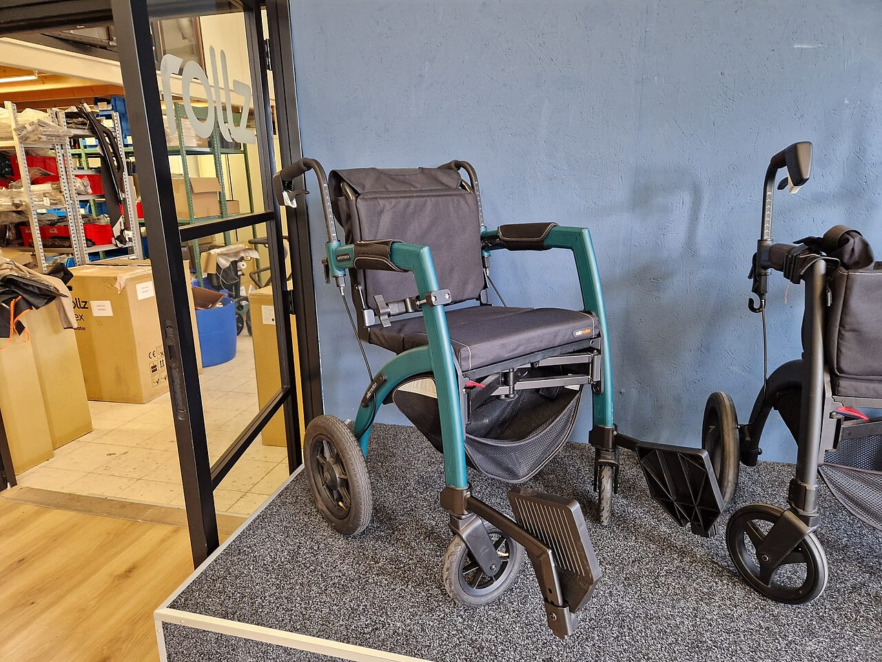 Rollator und Rollstuhl in einem Fachgeschäft